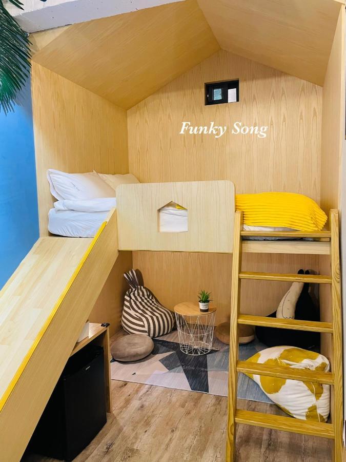 Bed and Breakfast Funky Song Tainan Exterior foto